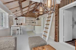 NussfjordLofoten Cottages的一间带楼梯的房间和一间带桌子的客厅