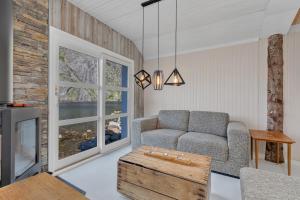 NussfjordLofoten Cottages的客厅配有沙发和桌子