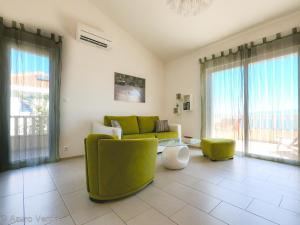 斯托莫斯卡Azuro Verde的客厅配有沙发和桌子