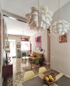 马德里La Casita Vintage的客厅配有2个吊灯和一张桌子