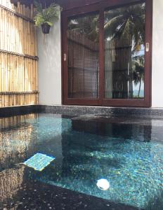湄南海滩茉莉花和茶旅馆的一座蓝色的游泳池