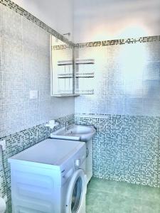 帕图Baia Salentorelax San Gregorio的一间带洗衣机和水槽的浴室