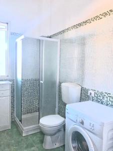 帕图Baia Salentorelax San Gregorio的一间带卫生间和洗衣机的浴室