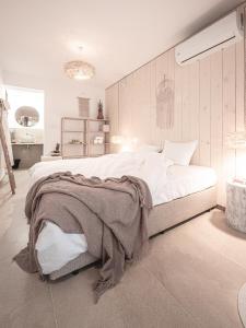 圣弗拉斯La Finca - Saint Vlas的卧室配有一张白色大床,床上有毯子