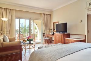 赫尔格达索马湾凯宾斯基酒店的酒店客房,配有床和电视