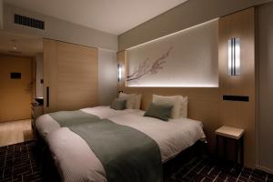 东京Hotel Yaenomidori Tokyo的一间卧室,卧室内配有一张大床