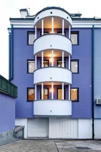 萨格勒布Apartments Viola的蓝色的建筑,有圆形的窗口