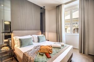 罗马Hotel 77 Seventy-Seven - Maison D'Art Collection的一间酒店客房,配有一张带袋子的床