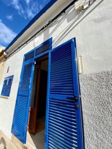 克里斯托港Sa Marineta的建筑物一侧的蓝色百叶窗门