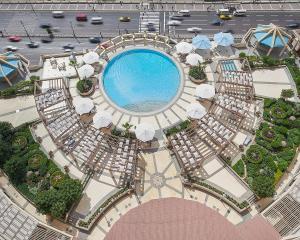 亚历山大亚历山大港圣斯特凡诺四季酒店的享有度假村游泳池的顶部景致