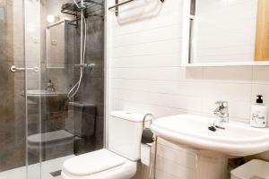 毕尔巴鄂Dolaretxe apartment by People Rentals的带淋浴、卫生间和盥洗盆的浴室