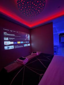 欧塞尔Spa privatif by XELA的一间设有一张红灯和屏风的床的房间