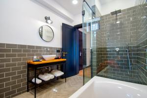 博尔若米Borjomi Bridge Hotel的带浴缸、水槽和淋浴的浴室