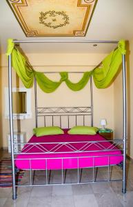 斯派赛斯Condillia II的一间卧室配有一张紫色天蓬床