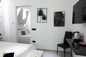 圣特雷莎加卢拉IsadeMar的卧室配有一张床,墙上有三幅照片