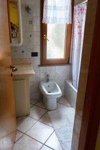 韦扎诺利古雷Casa I Girasoli的一间带卫生间、水槽和窗户的浴室