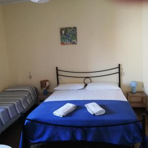 MogliaCa Angiola的一间卧室配有蓝色的床和2条毛巾