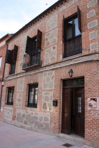 贝拉约斯Casa Rural Puerta de Castilla的砖砌的建筑,设有窗户和门