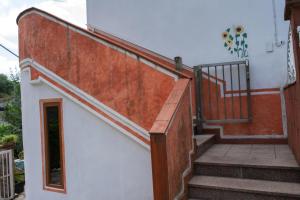 韦扎诺利古雷Casa I Girasoli的通往房子的楼梯
