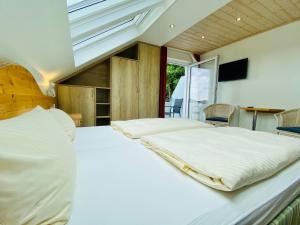 瓦尔德克Landhotel Edersee的卧室设有一张白色大床和一扇窗户。