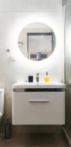 阿斯特里斯Giola Hosting的浴室设有白色水槽和镜子