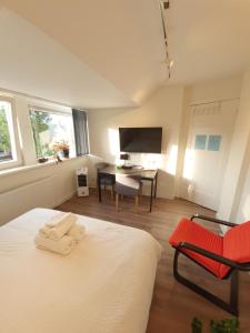 海牙Scheveningen Sea Side的一间卧室配有一张床、一把椅子和一张书桌