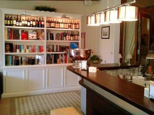 拉瓦尼亚安科拉海滨酒店的一个带柜台和书架的酒吧