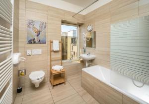 布拉格Unesco Prague Apartments的带浴缸、卫生间和盥洗盆的浴室