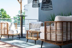 玛丽港阿尔基佩拉格酒店的庭院配有藤椅和桌子