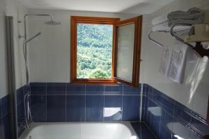 托尔拉阿贝托斯酒店的带浴缸的浴室和窗户。