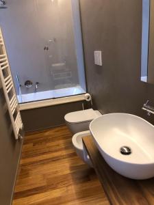 塔兰托Lo Schiaccianoci B&B的浴室配有白色水槽和卫生间。