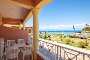 斯达林Socrates Hotel的享有海滩美景的阳台
