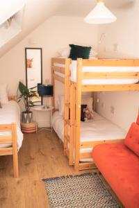 巴洛赫Bellavista Guesthouse, Loch Lomond的客房设有两张双层床和一张沙发。