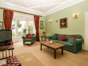 Stoke PriorWheelbarrow Castle的客厅配有沙发和桌子
