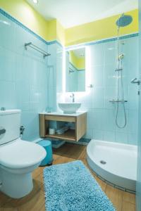 斯卡拉Saronis Hotel Agistri - Adults Only的带浴缸、卫生间和盥洗盆的浴室