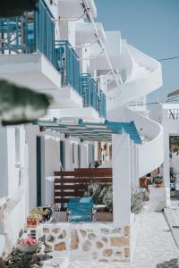 斯卡拉Saronis Hotel Agistri - Adults Only的蓝色阳台的白色建筑