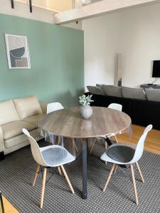 巴登-巴登Charming Central Apartments的带沙发的客厅配有桌椅