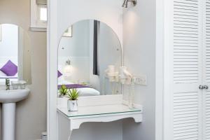 阿维莫尔高山自助式度假屋的一间带镜子和水槽的浴室