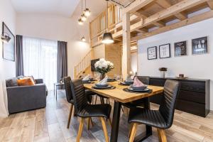 伏尔塔瓦河畔利普诺KORZO Lipno的用餐室以及带桌椅的起居室。