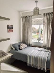 埃德温斯托Lavender House的一间卧室配有床和带窗帘的窗户