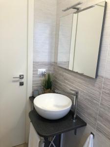 杰若米斯Casa Daniela - Kala & Moru的浴室设有白色水槽和镜子