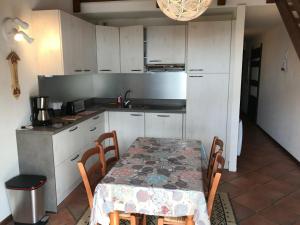 蒙热内夫尔Appartement Montgenèvre, 3 pièces, 4 personnes - FR-1-445-129的厨房配有桌子和桌椅