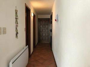 蒙热内夫尔Appartement Montgenèvre, 3 pièces, 4 personnes - FR-1-445-129的走廊上设有门,铺有瓷砖地板