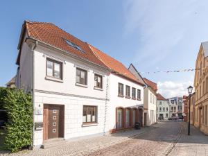 马尔肖InselGlueck in Herzen Malchows的白色建筑城镇的街道