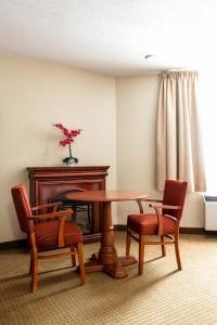 渥太华渥太华威尔卡姆INNS酒店的一间带桌椅和壁炉的用餐室