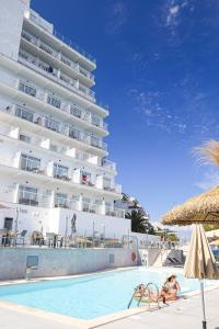 马盖鲁夫Hotel Florida Magaluf - Adults Only的酒店游泳池旁边一座大型建筑