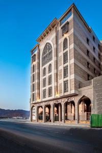 麦地那Faraj Almadina Hotel的街道边的大建筑