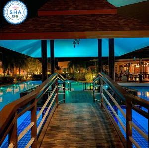 邦涛海滩Chivatara Resort Bang Tao Beach Phuket - SHA的通往游泳池的木板路