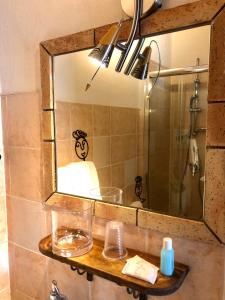 陶尔米纳阿尔莫扎魅力别墅住宿加早餐旅馆的一间带镜子和水槽的浴室