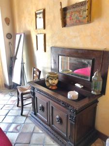 陶尔米纳阿尔莫扎魅力别墅住宿加早餐旅馆的一间设有木桌的房间,上面放着碗